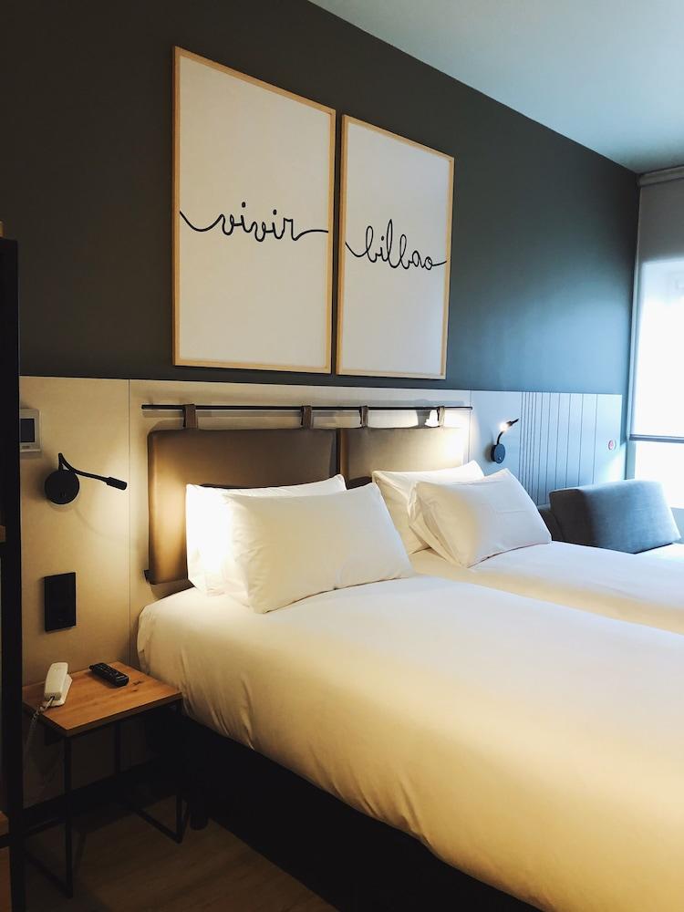 Hotel Bed4U Bilbao Exteriör bild